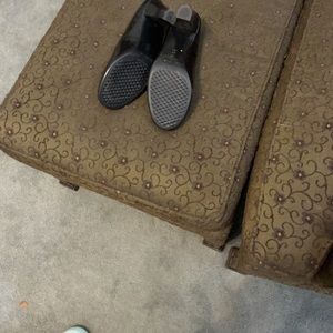 Aerosols shoes with low heel